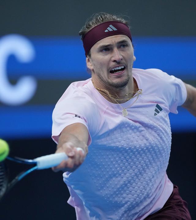 Deutschlands Alexander Zverev spielt im Herren-Einzel-Viertelfinale der China Open einen Ball gegen Serbiens Novak Djokovic zurück.