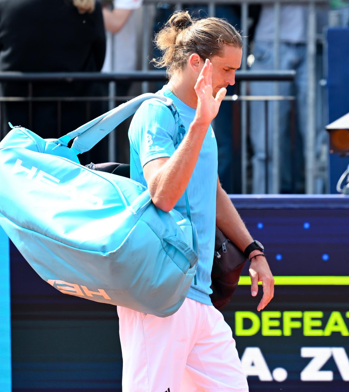 Alexander Zverev (Deutschland) verlässt nach dem Spiel den Platz.