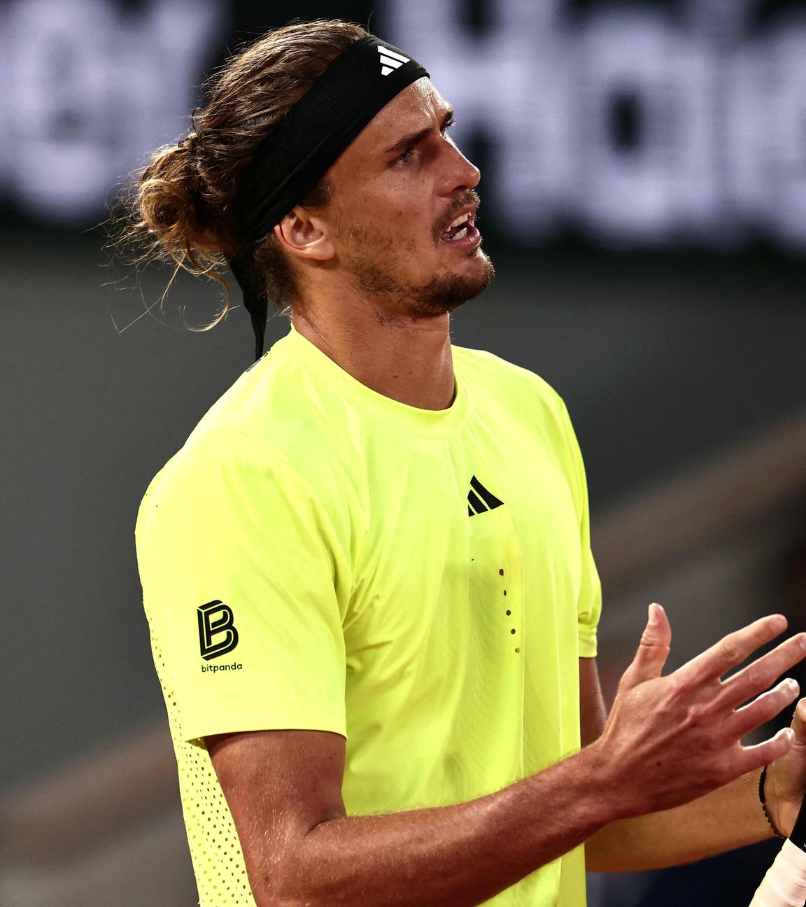Alexander Zverev schaut enttäuscht im Spiel gegen Novak Djokovic bei den French Open