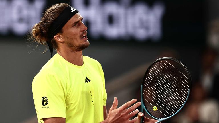Alexander Zverev schaut enttäuscht im Spiel gegen Novak Djokovic bei den French Open
