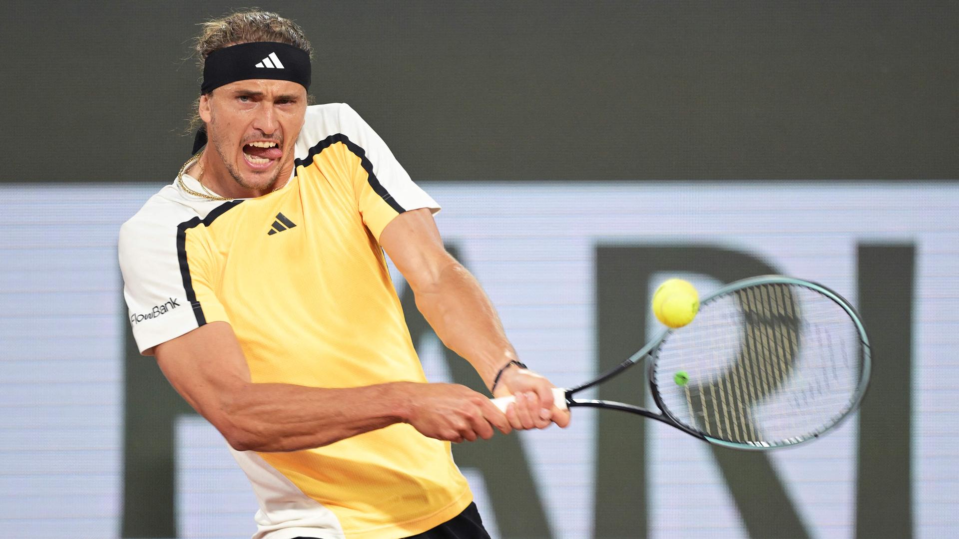 Der deutsche Tennisprofi Alexander Zverev im Match gegen Holger Rune bei den French Open.