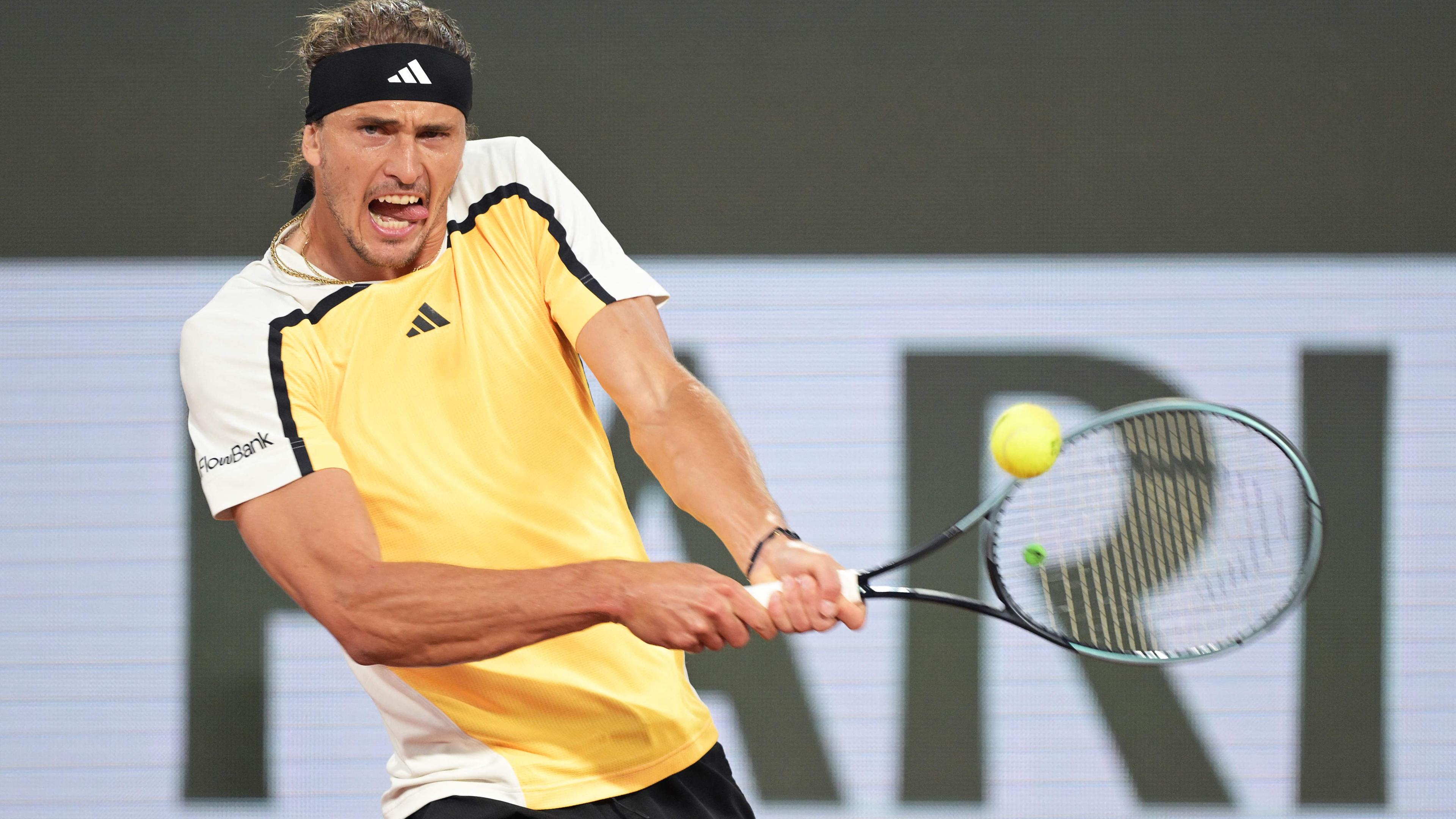Der deutsche Tennisprofi Alexander Zverev im Match gegen Holger Rune bei den French Open.