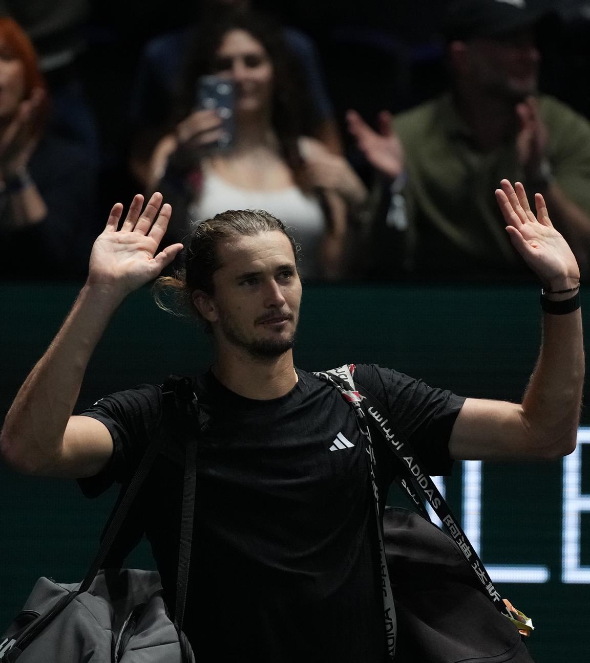 Alexander verabschiedet sich nach der Niederlage im Halbfinale der Paris Masters gegen seinen italinieschen Kontrahenten Jannik Sinner