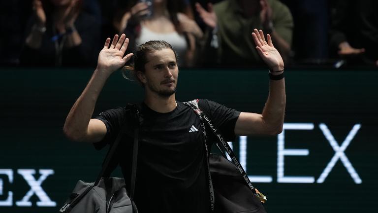 Alexander verabschiedet sich nach der Niederlage im Halbfinale der Paris Masters gegen seinen italinieschen Kontrahenten Jannik Sinner