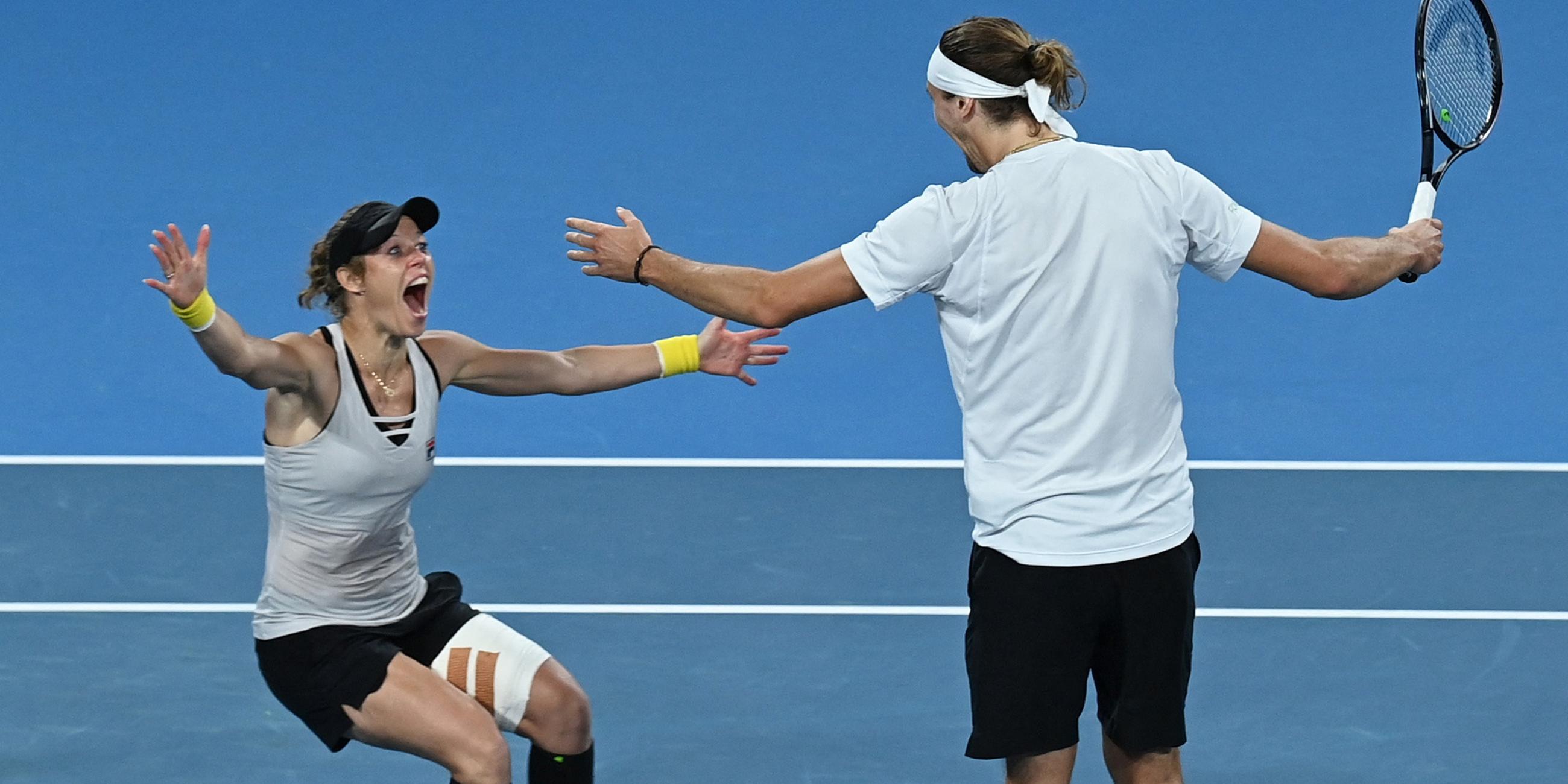 Alexander Zverev und Laura Siegemund jubeln nach ihrem Sieg.