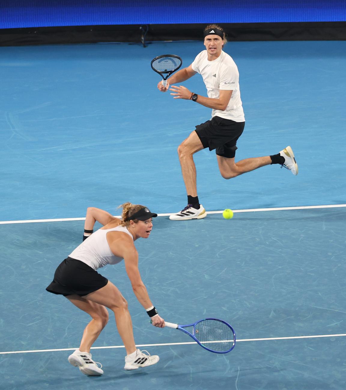 Alexander Zverev und Laura Siegemund aus Deutschland während des Spiels gegen Polen in der Doppelmix-Wettbewerbsgruppe F beim United Cup in der Ken Rosewall Arena, Sydney, Australien.