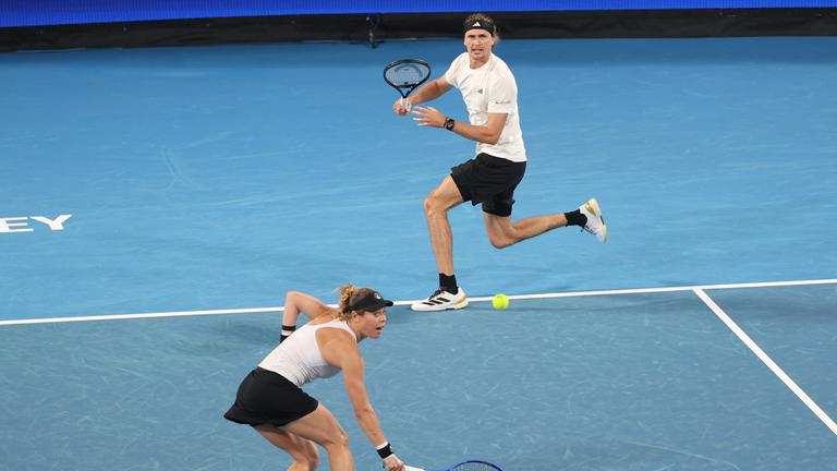 Alexander Zverev und Laura Siegemund aus Deutschland während des Spiels gegen Polen in der Doppelmix-Wettbewerbsgruppe F beim United Cup in der Ken Rosewall Arena, Sydney, Australien.