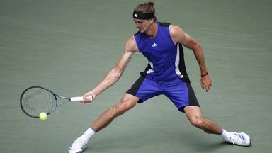 Der deutsche Tennisspieler Alexander Zverev in Aktion beim Spiel gegen Frankreichs Alexandre Muller.