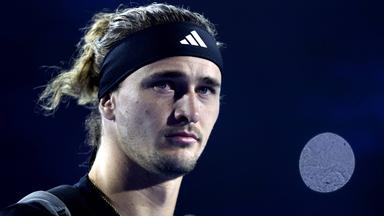 Alexander Zverev schaut bedrückt nach der Niederlage gegen Félix Auger-Aliassime