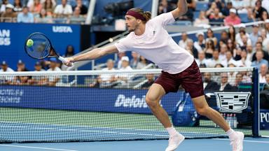 Der deutsche Tennisspieler Alexander Zverev schlägt den Ball im Finale der US Open gegen Ben Shelton zurück