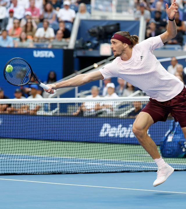 Der deutsche Tennisspieler Alexander Zverev schlägt den Ball im Finale der US Open gegen Ben Shelton zurück