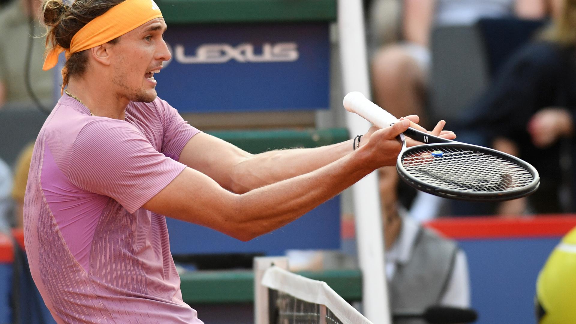  Alexander Zverev steht am Netz.