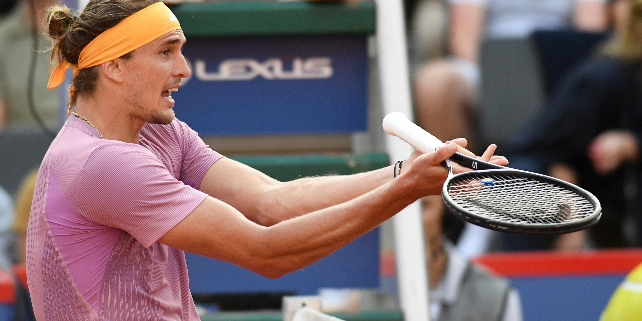  Alexander Zverev steht am Netz.
