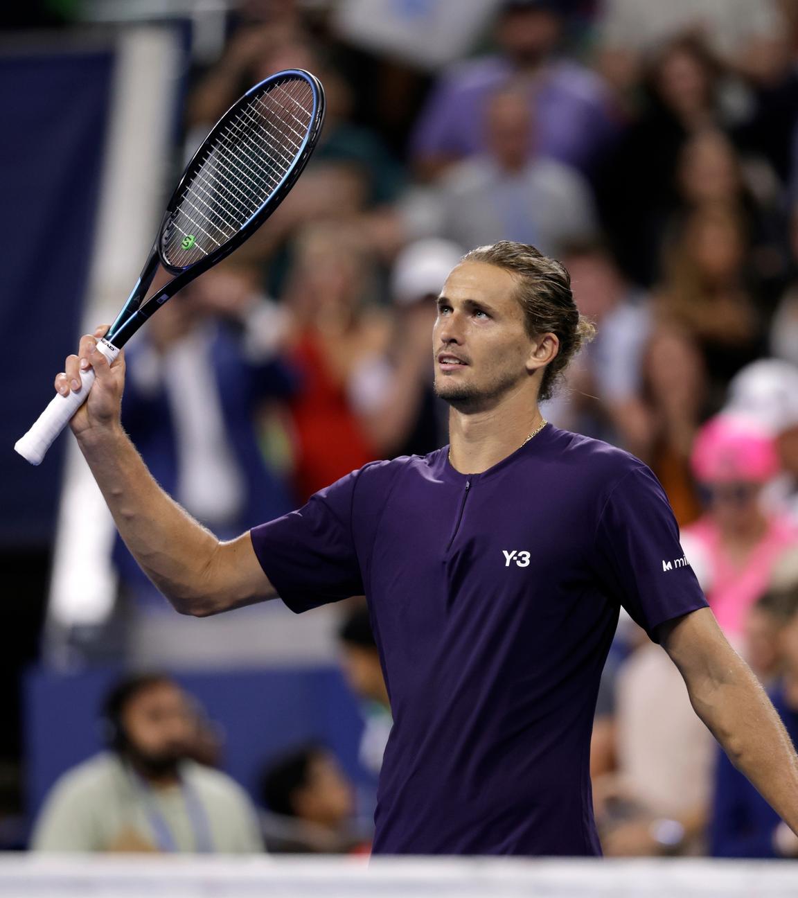 Alexander Zverev aus Deutschland dankt dem Publikum, nachdem er Jacob Fearnley aus Großbritannien in der zweiten Runde der US Open-Tennismeisterschaften besiegt hat.