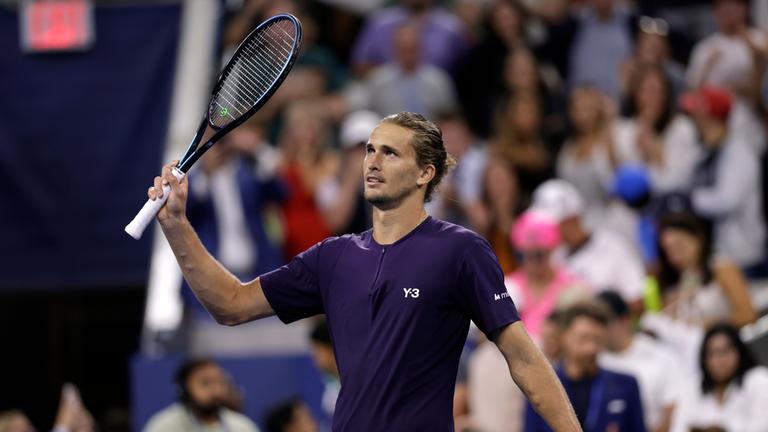 Alexander Zverev aus Deutschland dankt dem Publikum, nachdem er Jacob Fearnley aus Großbritannien in der zweiten Runde der US Open-Tennismeisterschaften besiegt hat.