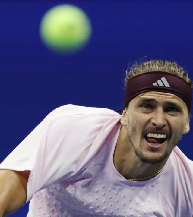 Alexander Zverev schlägt im Match gegen Luciano Darderi ein Service