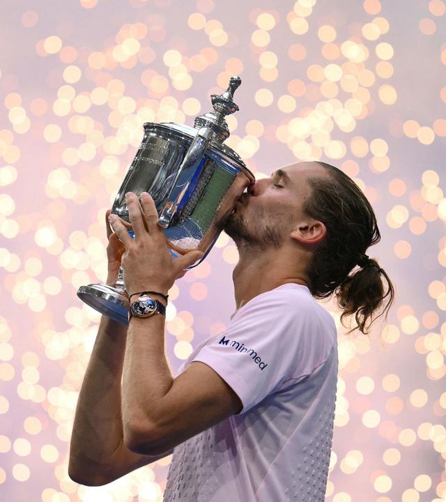 Alexander Zverev küsst die Trophäe nach seinem Sieg gegen Ben Shelton im Finale der US Open in New York.