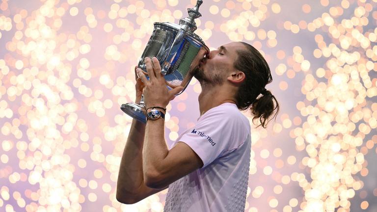 Alexander Zverev küsst die Trophäe nach seinem Sieg gegen Ben Shelton im Finale der US Open in New York.