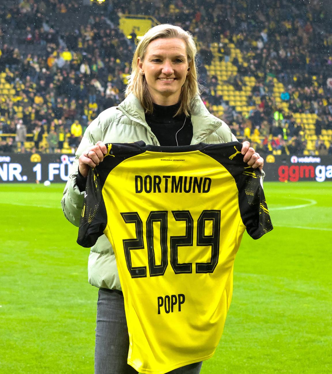 Alexandra Popp hält ihr Trikot von Borussia Dortmund am 14.03.2026 in den Händen.