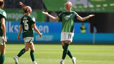 Alexandra Popp (VfL Wolfsburg) jubelt mit Janou Levels (VfL Wolfsburg) nach ihrem Tor zum 2:0 am 17.05.2026 in Wolfsburg.
