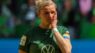 Alexandra Popp emotional, die heute nach 14 Jahren ihr letztes Spiel für den VfL Wolfsburg bestreitet und verabschiedet wird am 17.05.2026 in Wolfsburg. 