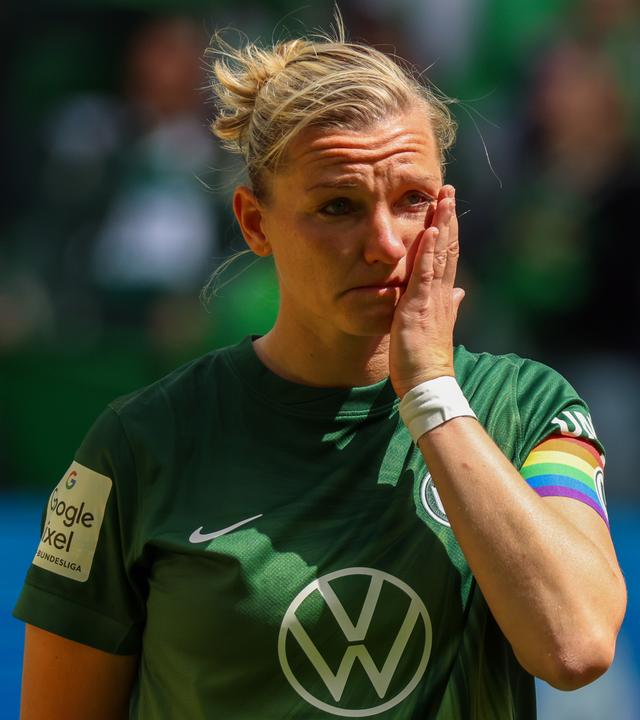 Alexandra Popp emotional, die heute nach 14 Jahren ihr letztes Spiel für den VfL Wolfsburg bestreitet und verabschiedet wird am 17.05.2026 in Wolfsburg. 