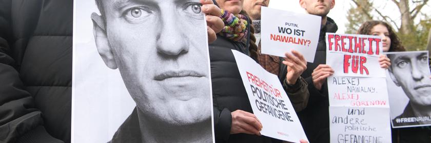 Demonstranten halten Plakate für die Freilassung von Alexej Nwalny in die Höhe.