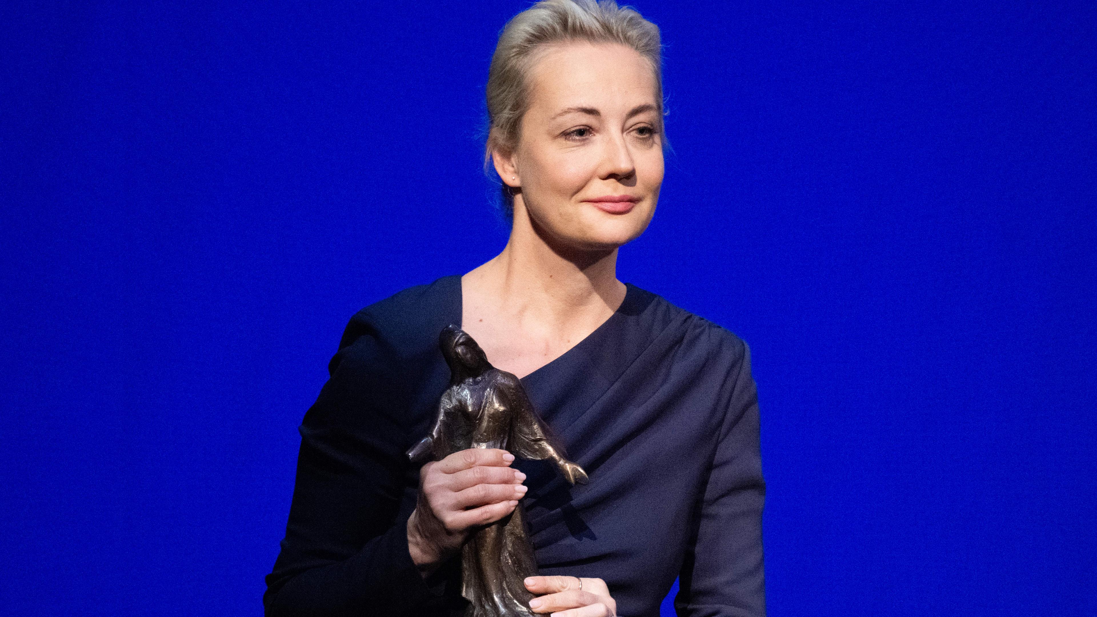 Sachsen, Dresden: Julija Nawalnaja, Witwe des russischen Oppositionellen Alexej Nawalny, erhält im Schauspielhaus Dresden den Internationalen Friedenspreis Dresden.