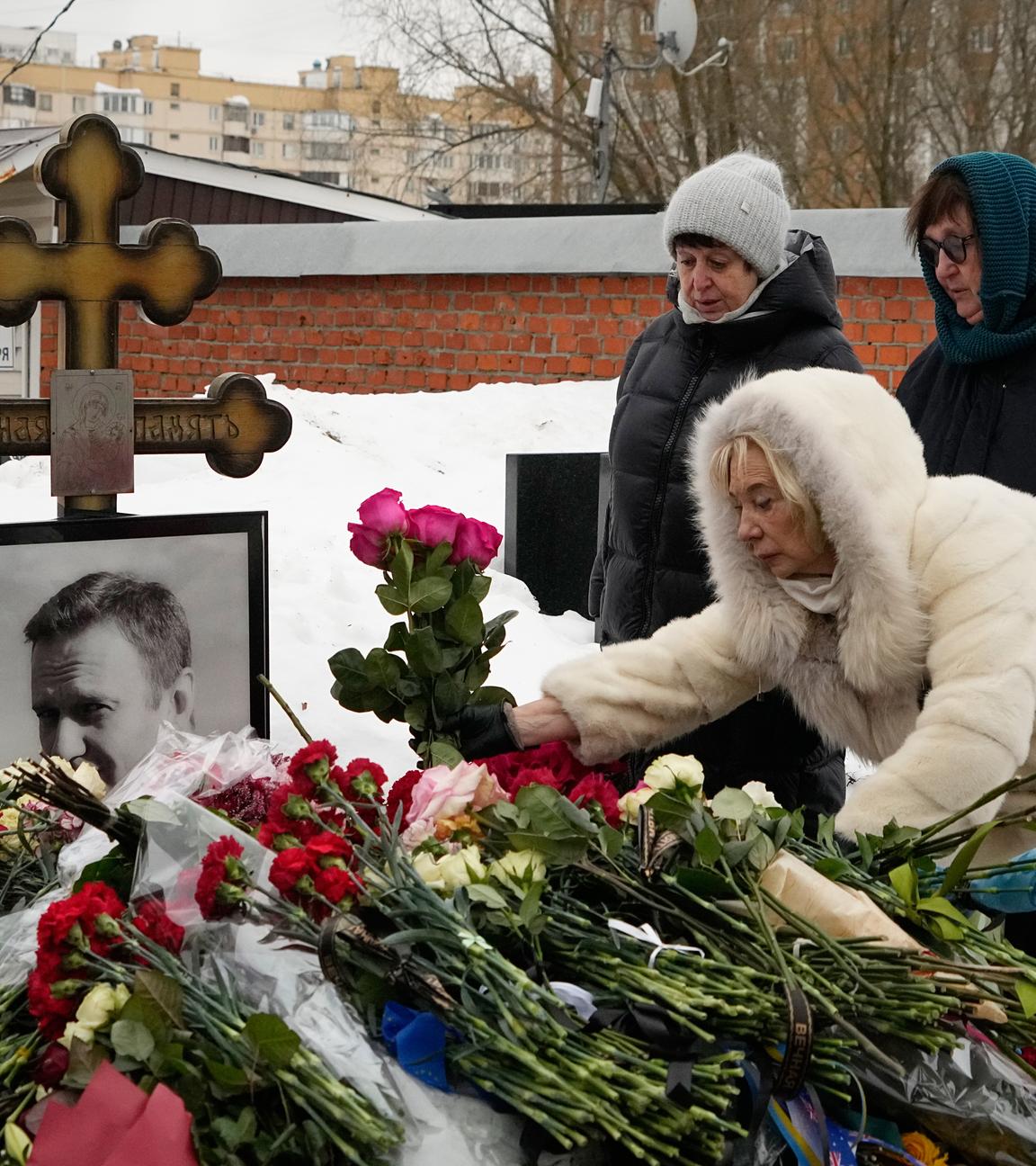 Die Mutter von Alexej Nawalny an seinem Grab.