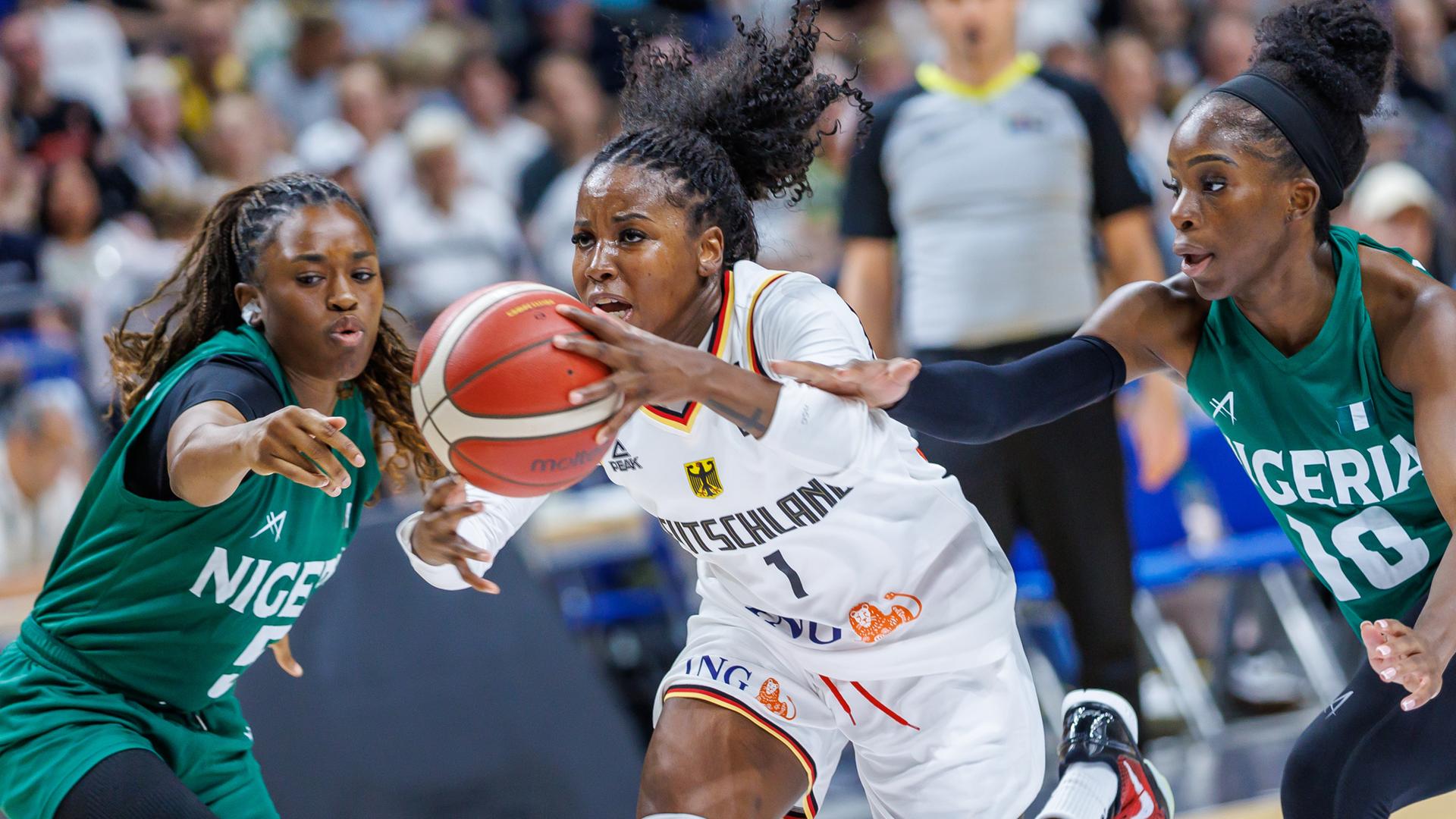 Deutschlands Alexia Peterson gegen Olaoluwatomi Taiwo und Promise Amukamara aus Nigeria am 19.07.2024.