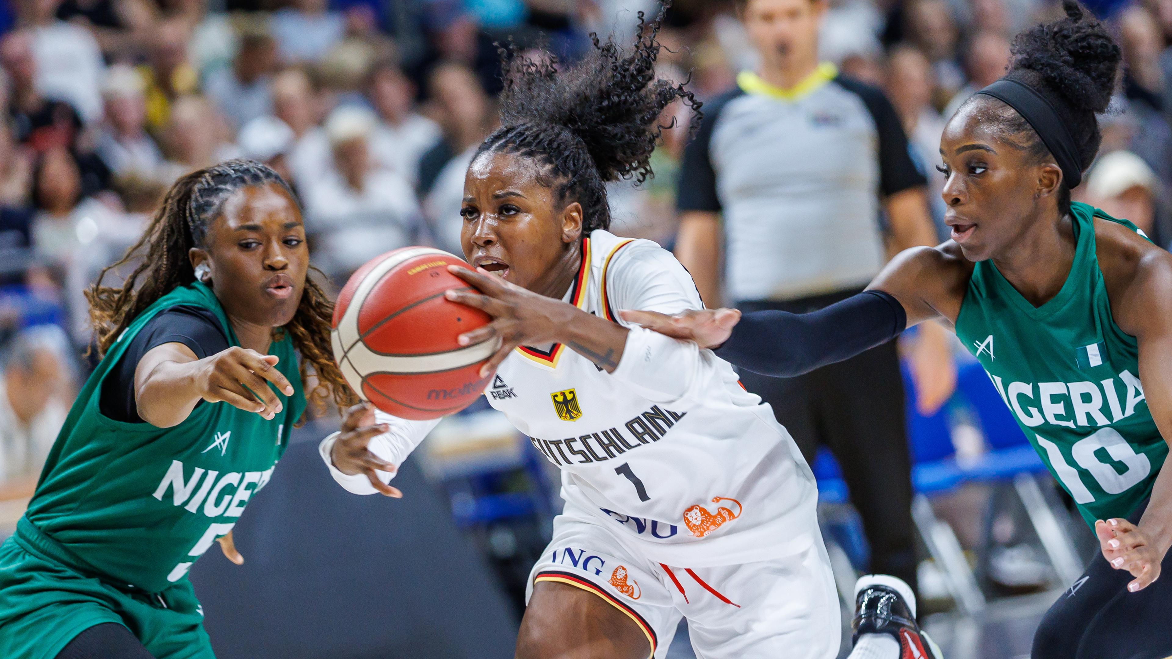 Deutschlands Alexia Peterson gegen Olaoluwatomi Taiwo und Promise Amukamara aus Nigeria am 19.07.2024.