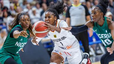 Deutschlands Alexia Peterson gegen Olaoluwatomi Taiwo und Promise Amukamara aus Nigeria am 19.07.2024.
