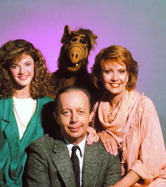 Alf und die Familie Tanner mit Mutter Kate (Anne Schedeen, r.), Vater Willie (Max Wright, M.), Tochter Lynn (Andrea Elson, l.) und Brian (Benji Gregory, l.) 