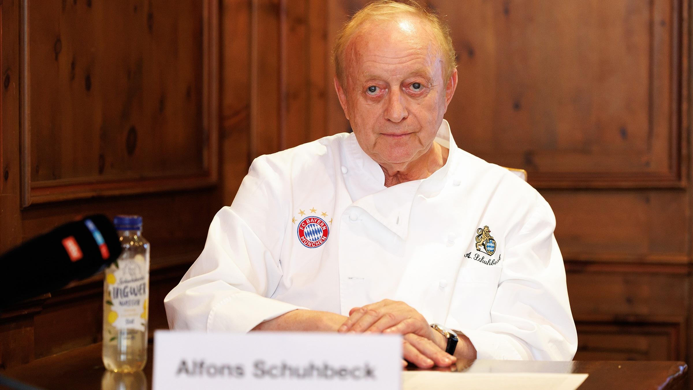 Alfons Schuhbeck sitzend, Hände übereinander gelegt.