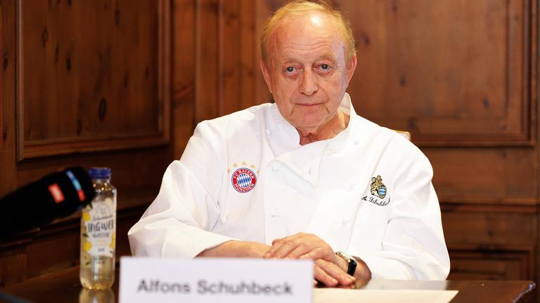 Alfons Schuhbeck sitzend, Hände übereinander gelegt.
