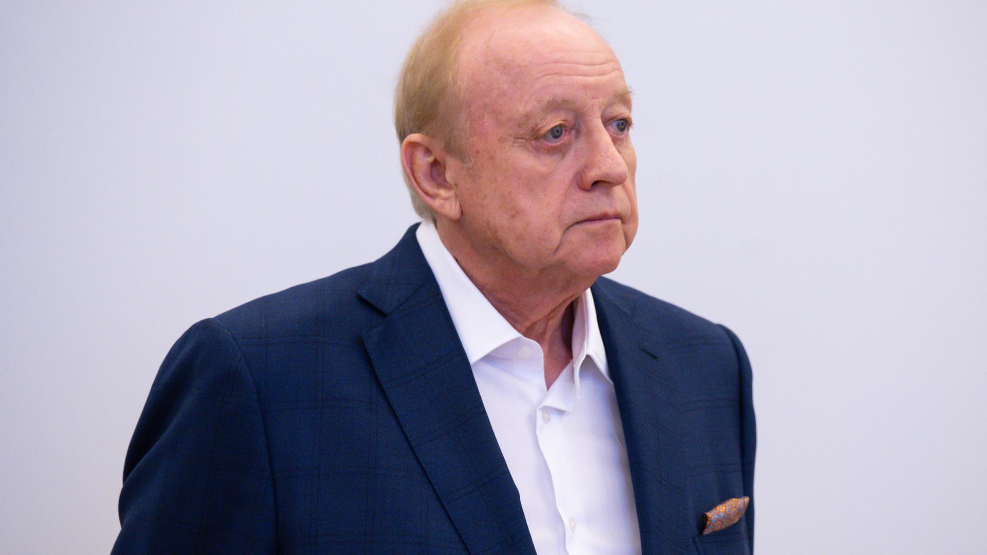 Alfons Schuhbeck, Koch und Unternehmer, steht vor Prozessbeginn als Angeklagter im Gerichtssaal im Landgericht München I.