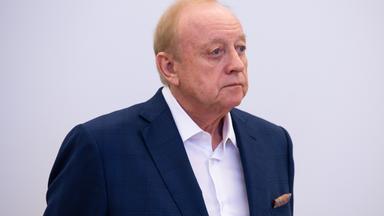 Alfons Schuhbeck, Koch und Unternehmer, steht vor Prozessbeginn als Angeklagter im Gerichtssaal im Landgericht München I.