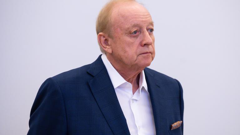 Alfons Schuhbeck, Koch und Unternehmer, steht vor Prozessbeginn als Angeklagter im Gerichtssaal im Landgericht München I.