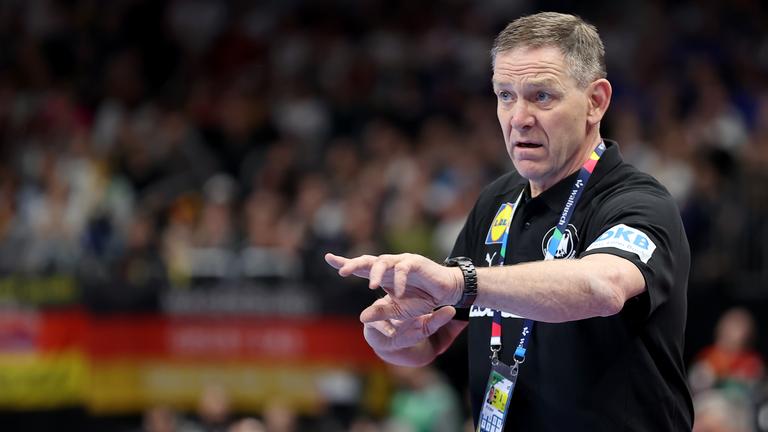 Bundestrainer Alfred Gislason reagiert am Spielfeldrand am 16.01.2024 beim Spiel Frankreich gegen Deutschland.