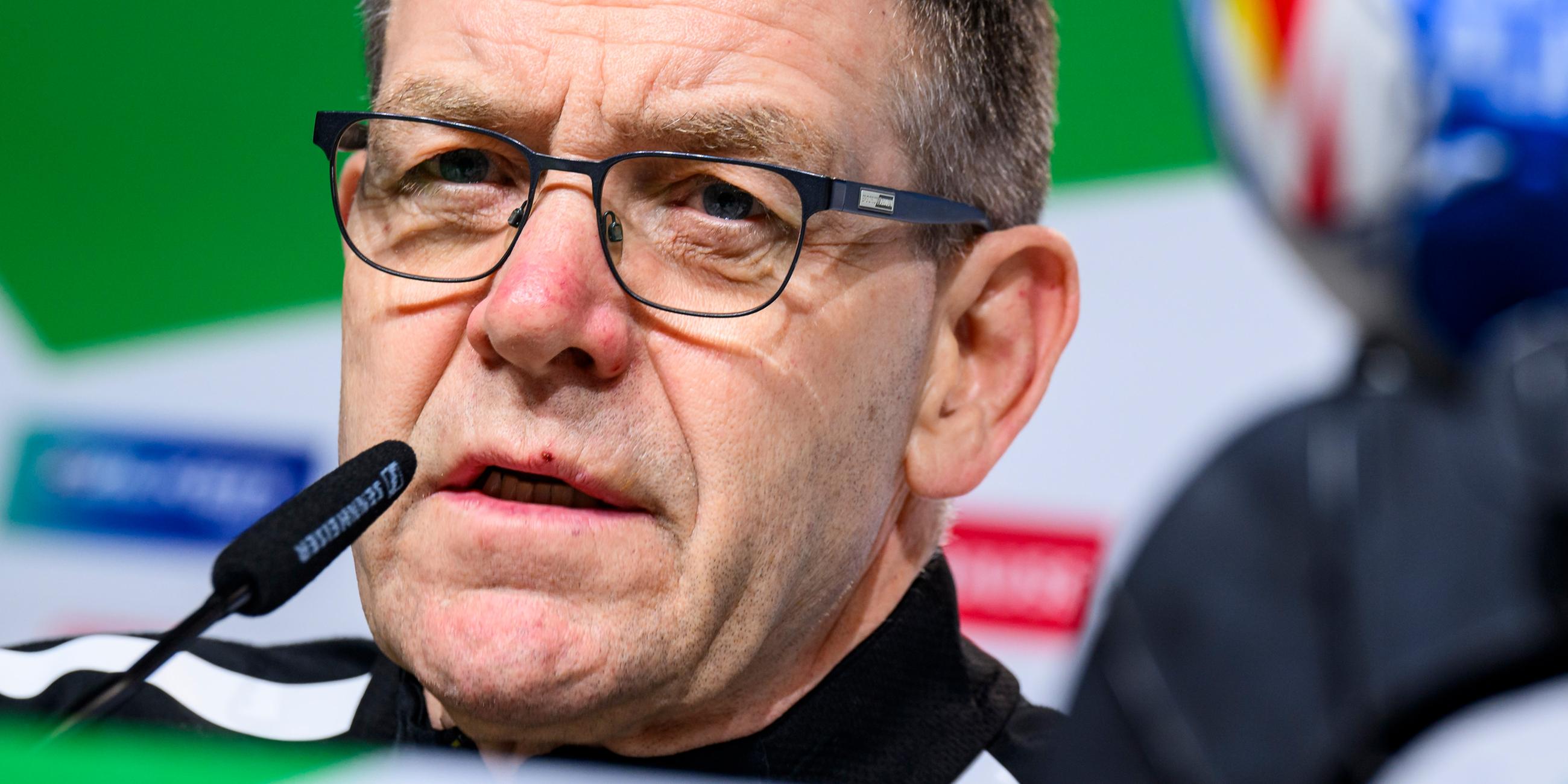 Deutschlands Trainer Alfred Gislason nimmt an der Pressekonferenz teil