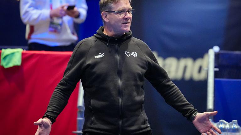  Bundestrainer Alfred Gislason breitet die Arme aus.