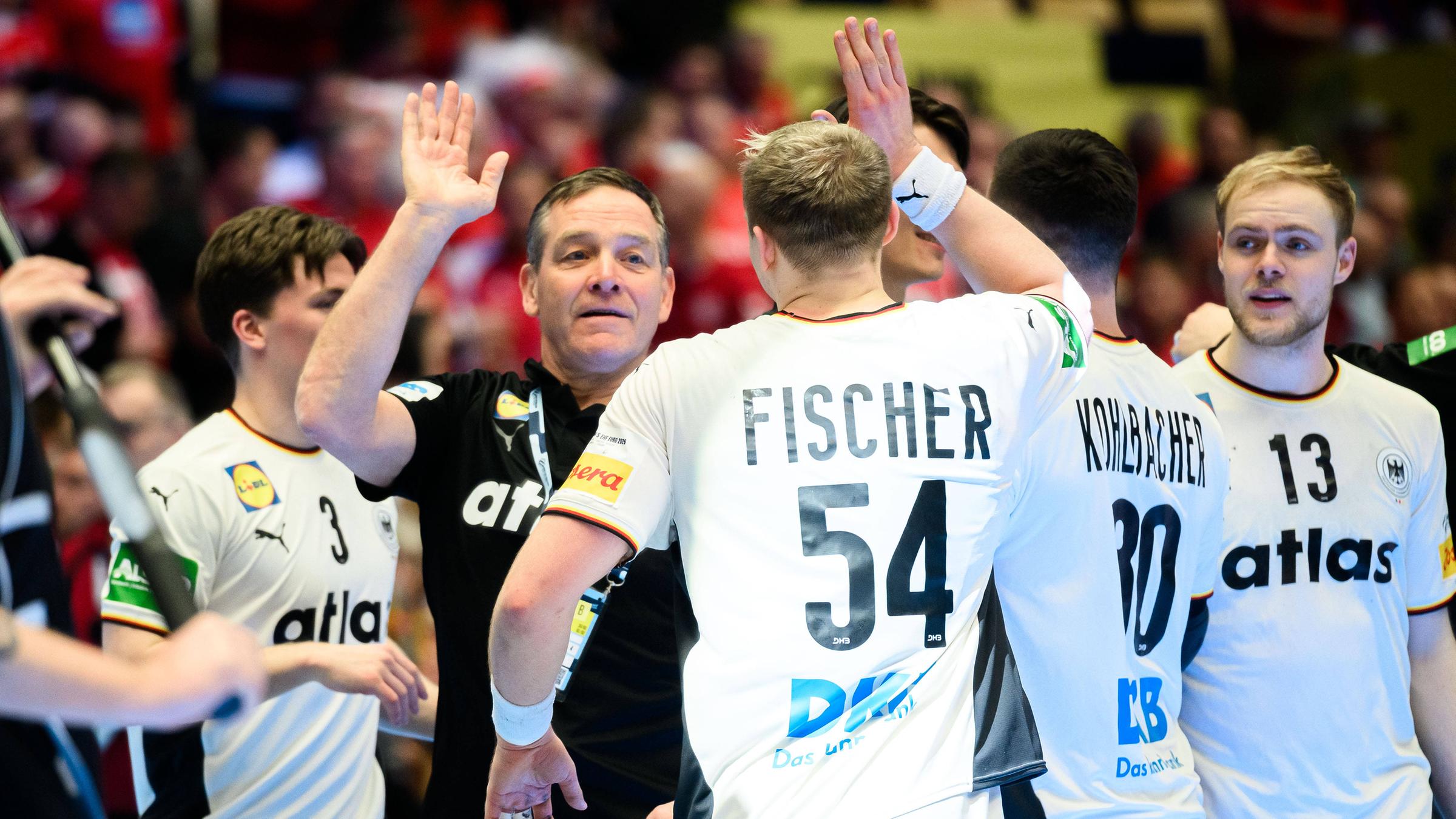 Der Handballtrainer der deutschen Nationalmannschaft, Alfred Gislason, klatscht nach der Halbfinalpartie gegen Kroatien die Hände seiner Spieler ab