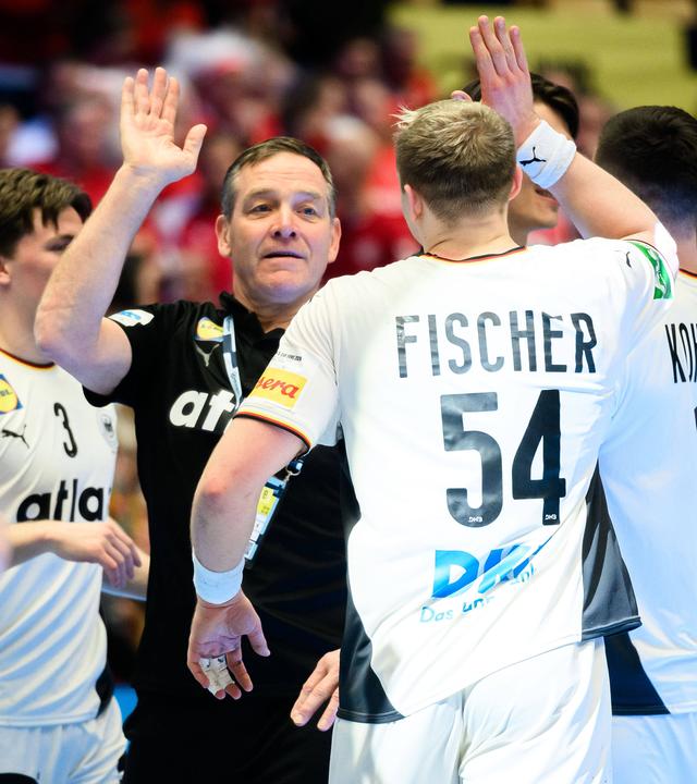 Der Handballtrainer der deutschen Nationalmannschaft, Alfred Gislason, klatscht nach der Halbfinalpartie gegen Kroatien die Hände seiner Spieler ab
