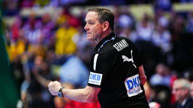 Handball Bundestrainer Alfred Gislason blickt auf das Spiel gegen Dänemark während der Europameisterschaft am 01.02.2026.