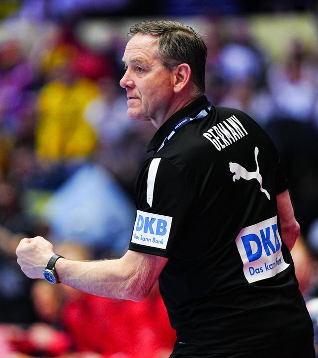 Handball Bundestrainer Alfred Gislason blickt auf das Spiel gegen Dänemark während der Europameisterschaft am 01.02.2026.