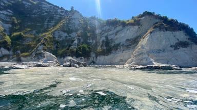 Algenschleim ist auf der Wasseroberfläche des Meeres an der Küste bei Ancona zu sehen.