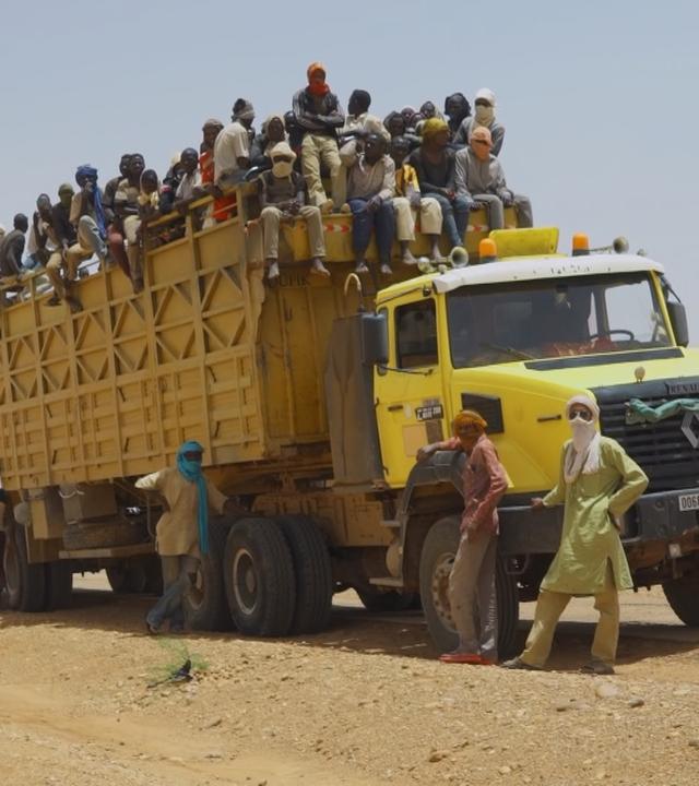Lastwagen mit Migranten in der Sahara