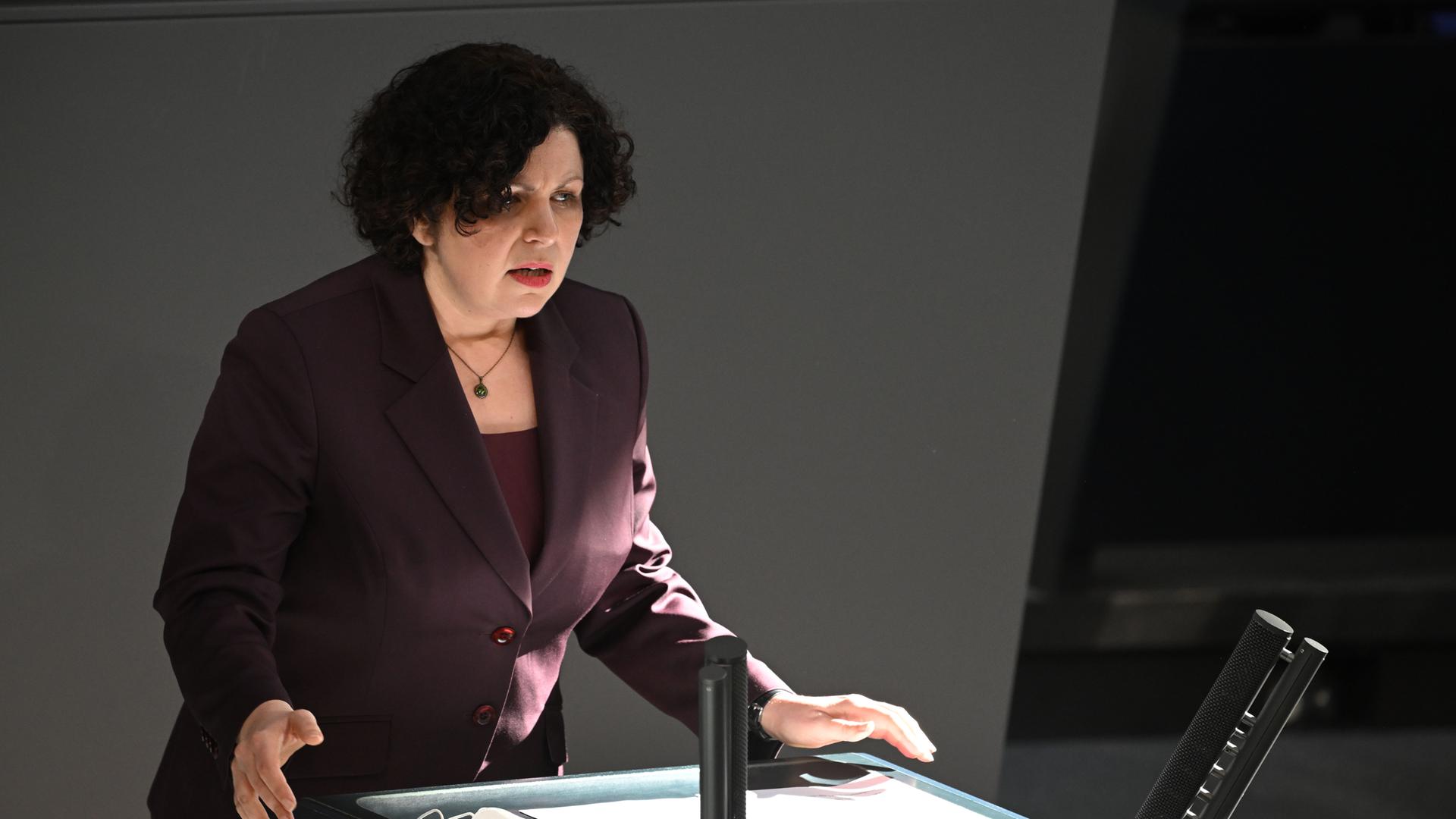 Franktionschefin der Linken, Amira Mohamed Ali, spricht in der Bundestagssondersitzung.