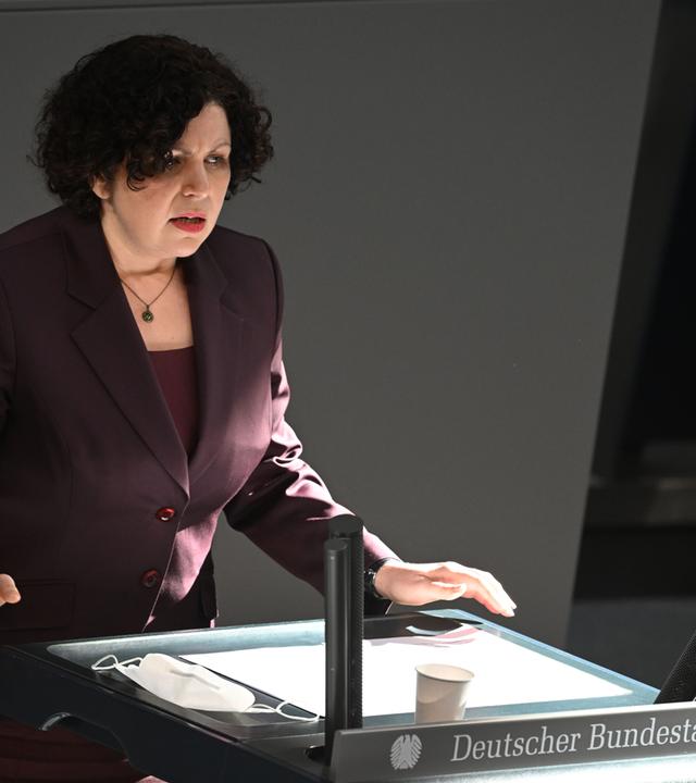 Franktionschefin der Linken, Amira Mohamed Ali, spricht in der Bundestagssondersitzung.