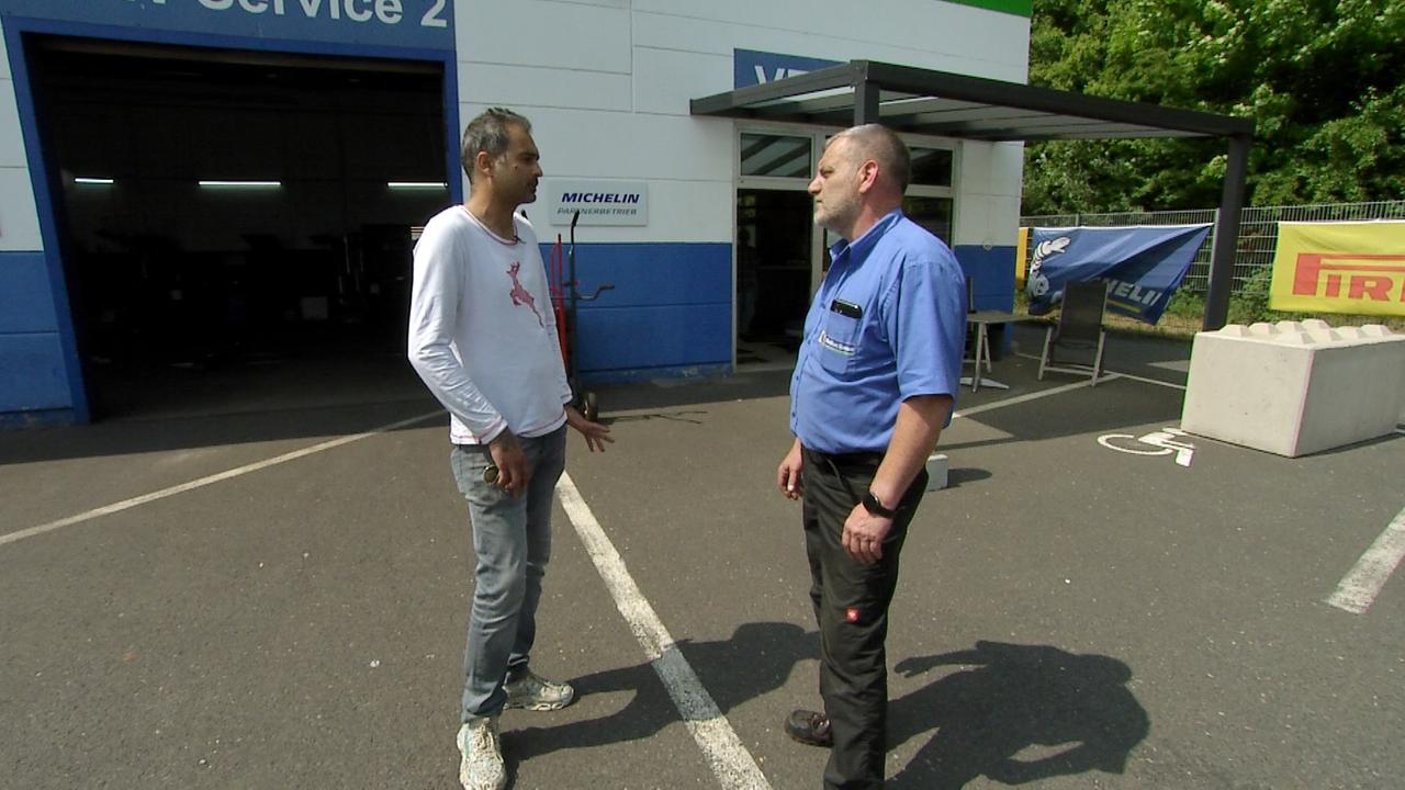 Ali Gholami (l.) mit Steffen Kinzel, Filialleiter "Reifen Simon" Mainaschaff